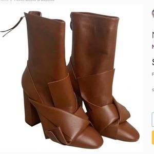 No.21 bow boot in Napa lion